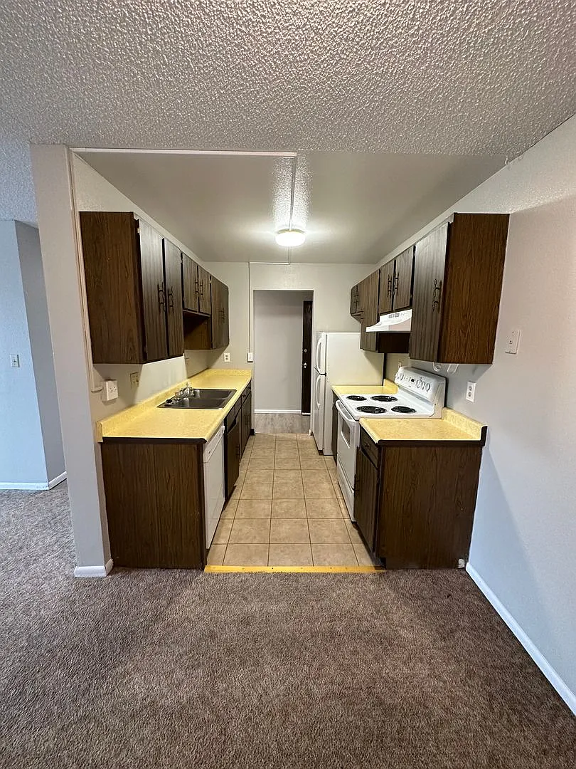 108 Camelot Ct — Photo 1