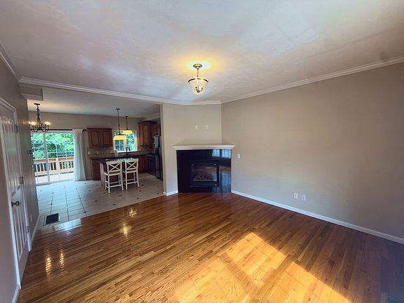 5th image of 87 E Mountain St