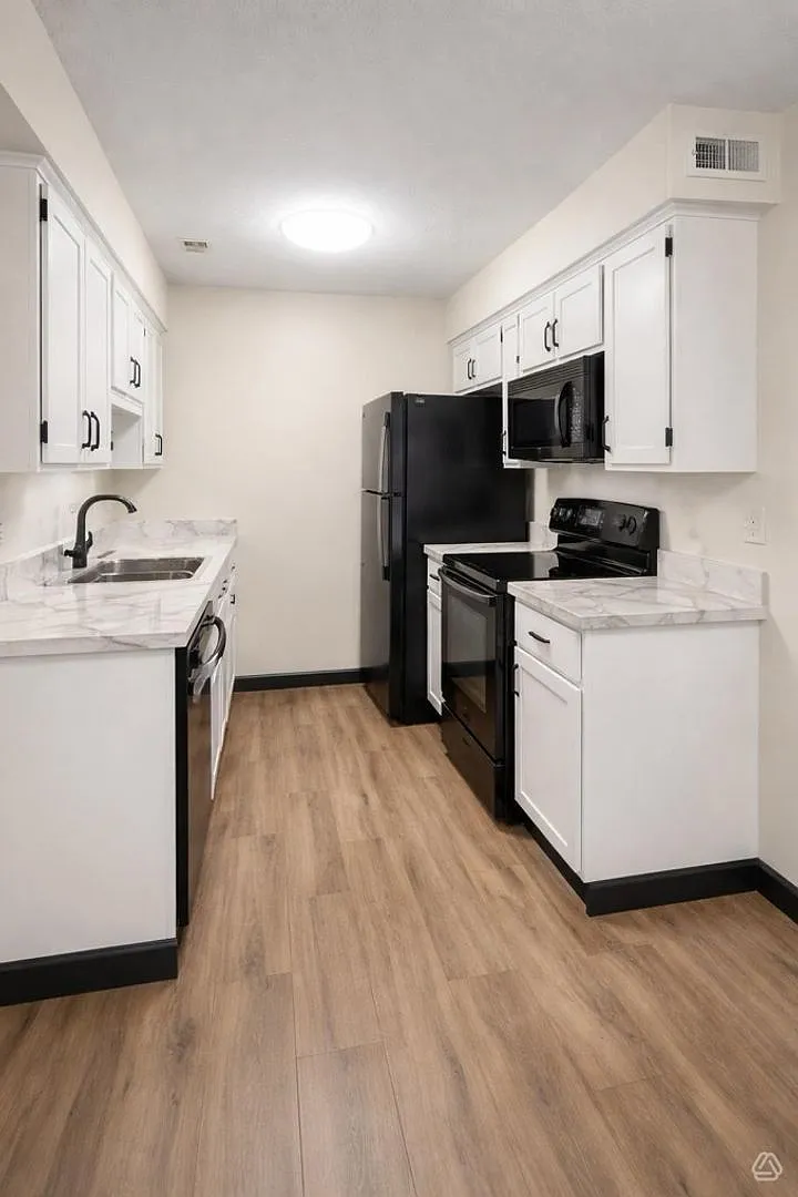 Pine Creek Apartments — Photo 1