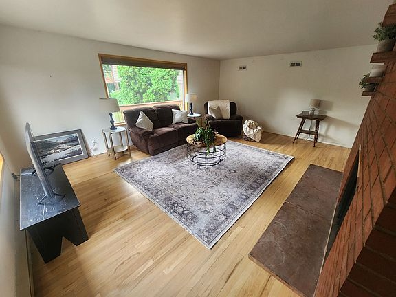 3rd image of 520 SE Highland Way