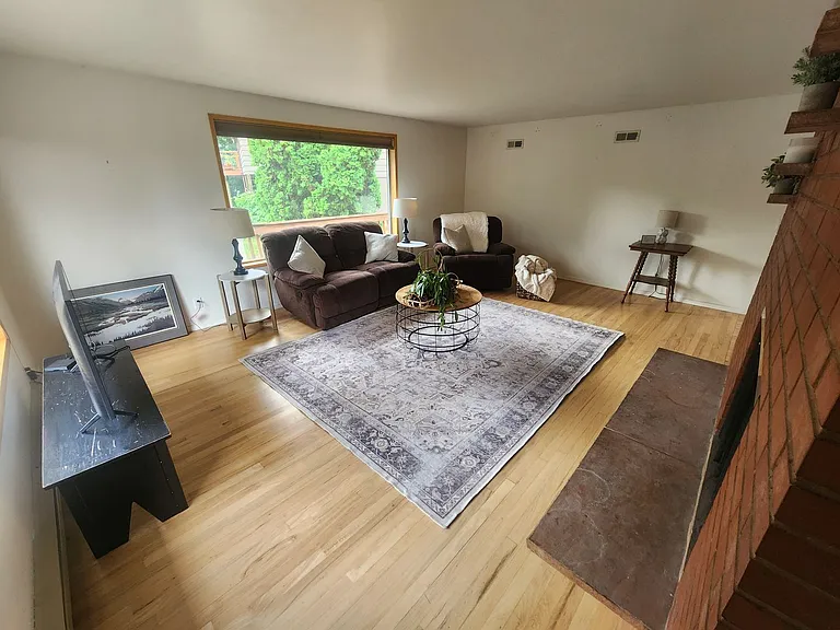 520 SE Highland Way — Photo 3