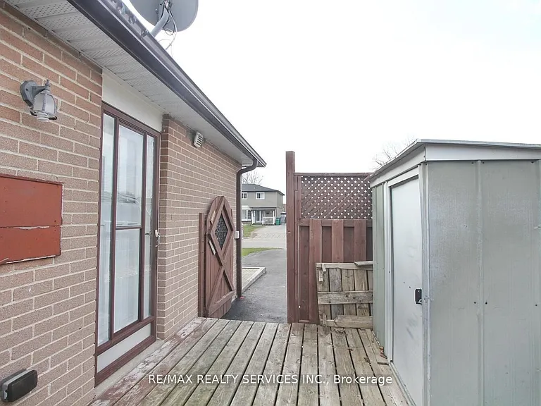 185 Earnscliffe Cir — Photo 6