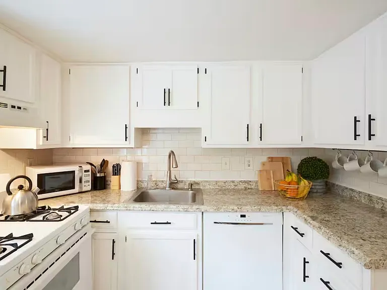 122 W Jones St #B — Photo 9