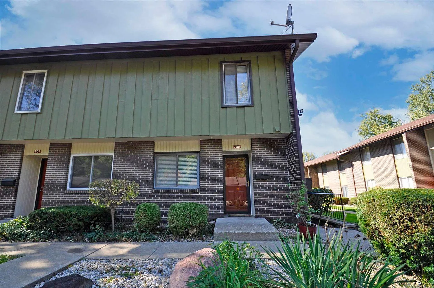 2 bed, 1050 sqft, $1,400 — Photo 1