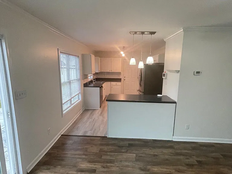 180 Bennington Dr — Photo 5