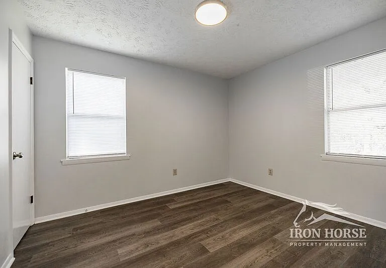 1172 White Oak Dr — Photo 10