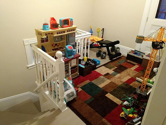 Additional space in front stairwell