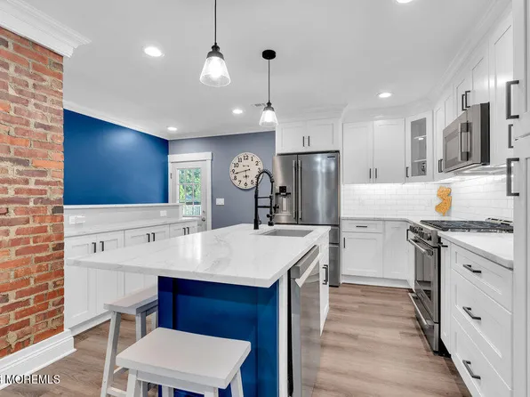 154 Brookside Drive, Belford, NJ 07718