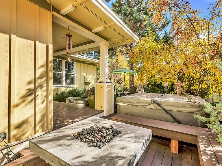 2473 NW Sacagawea Ln — Photo 18