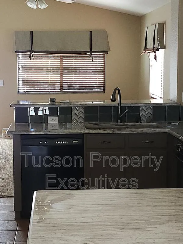 3 bed, 2.0 bath, 1297 sqft, $2,000 — Photo 3
