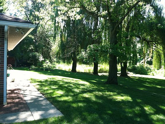 Side Yard Has Extra Space