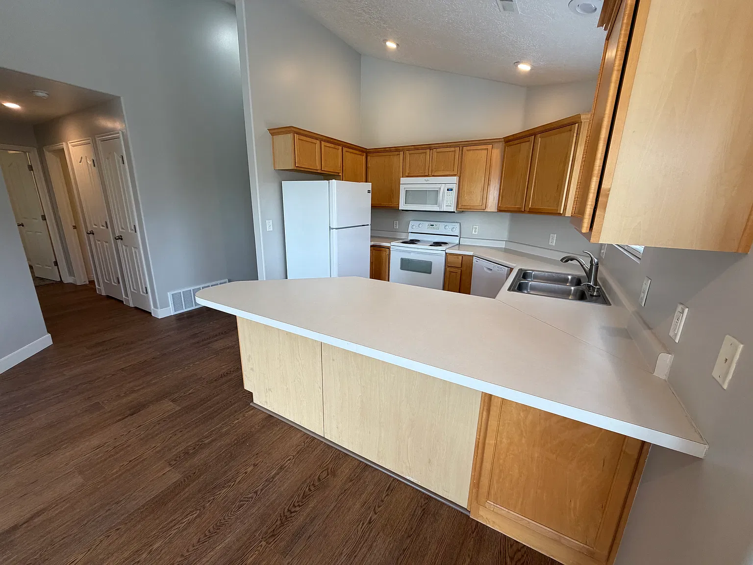 2 bed, 1000 sqft, $1,425 — Photo 4