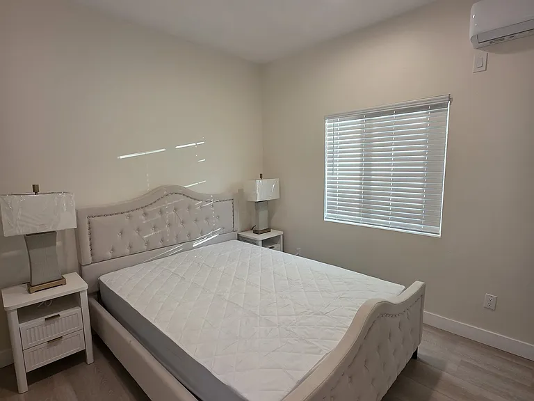 552 W Howard St — Photo 23