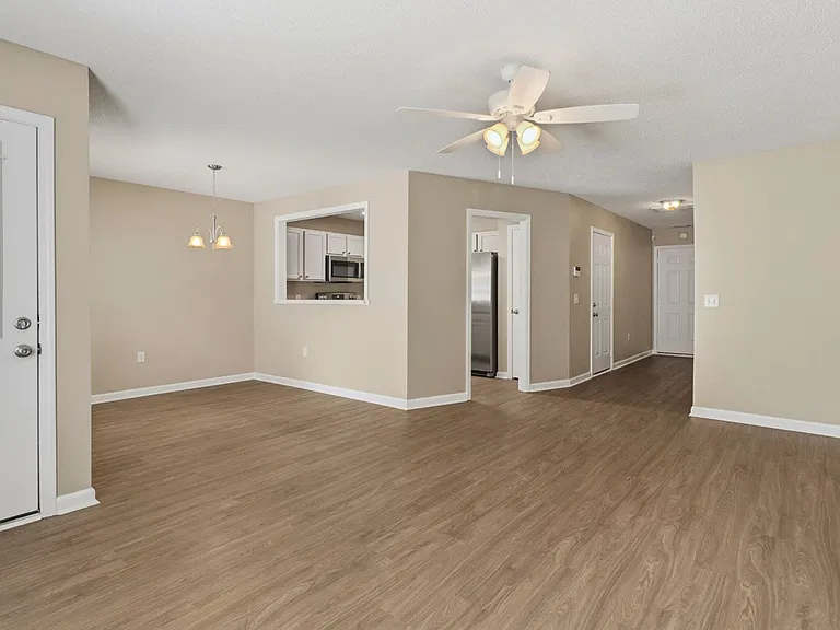 1014 Towne Park Dr — Photo 5