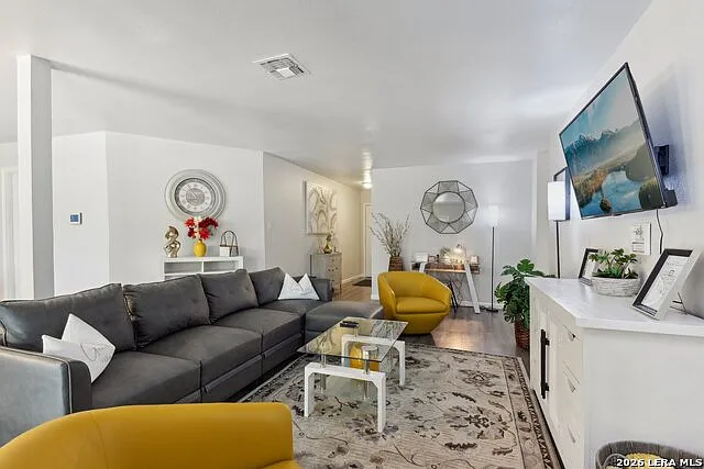 3 bed, 2.0 bath, 1282 sqft, $2,400 — Photo 4