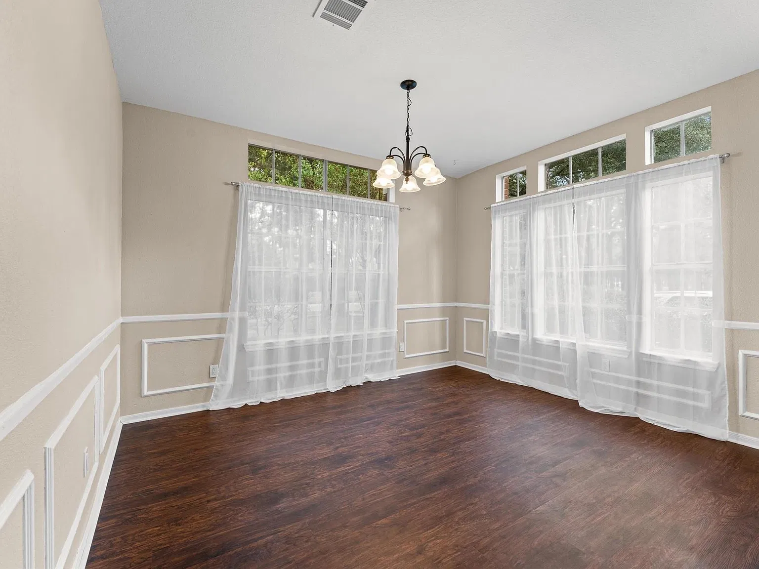 3 bed, 2.0 bath, 1852 sqft, $2,300 — Photo 3
