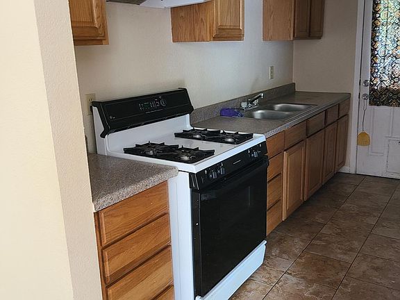 5th image of 102 W Pecan St