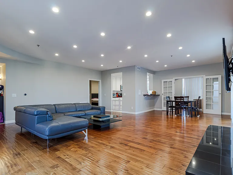 326 Westminster Ave #Penthouse 404 — Photo 6