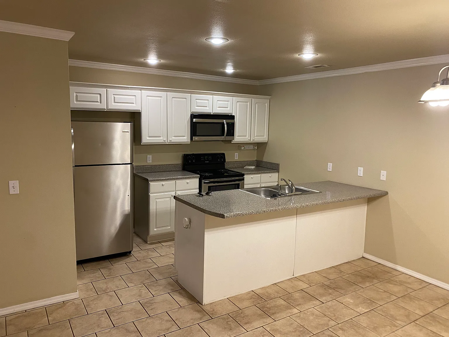 2368 Skyler Dr — Photo 2