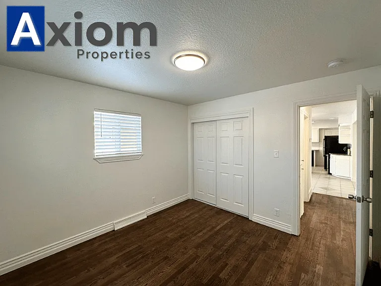 906 E Elm St — Photo 18