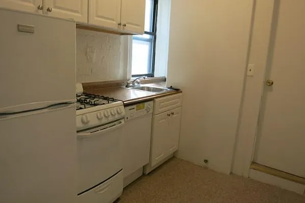 Rented by Manhattan Best Realty, Inc. | media 28