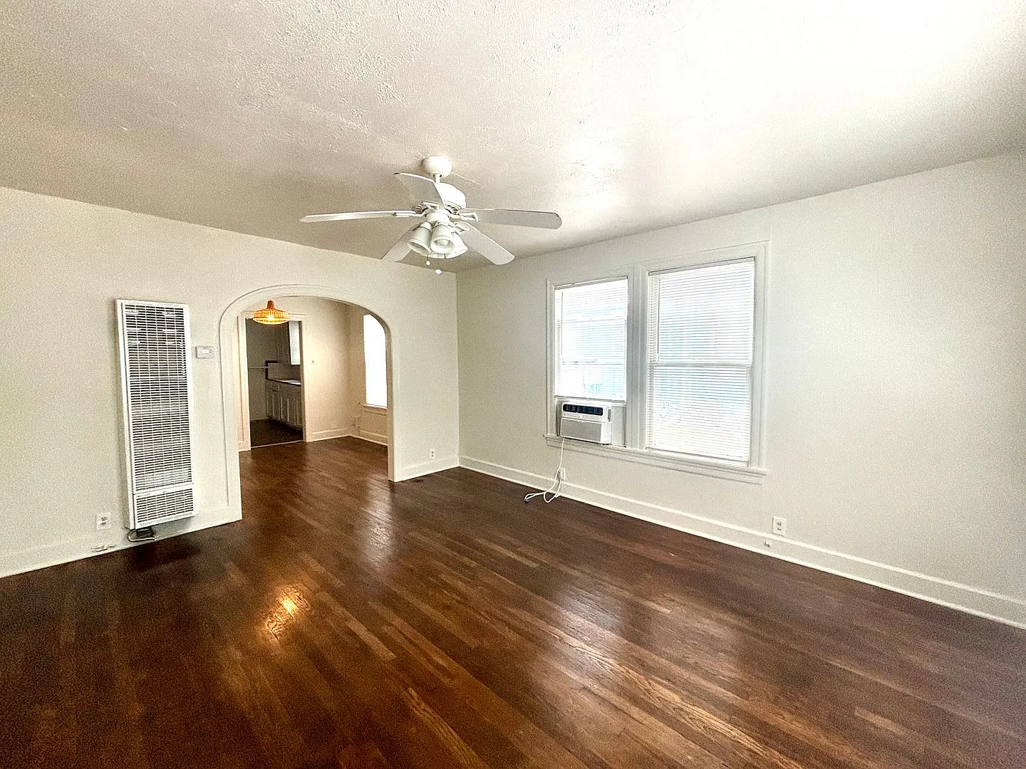 4 Bedroom in Hyde Park! Prelease for August.-4910 Ave H — Photo 3