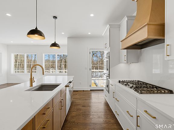 5th image of 511 Den Road