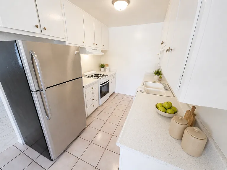 227 E 25th St #6 — Photo 4