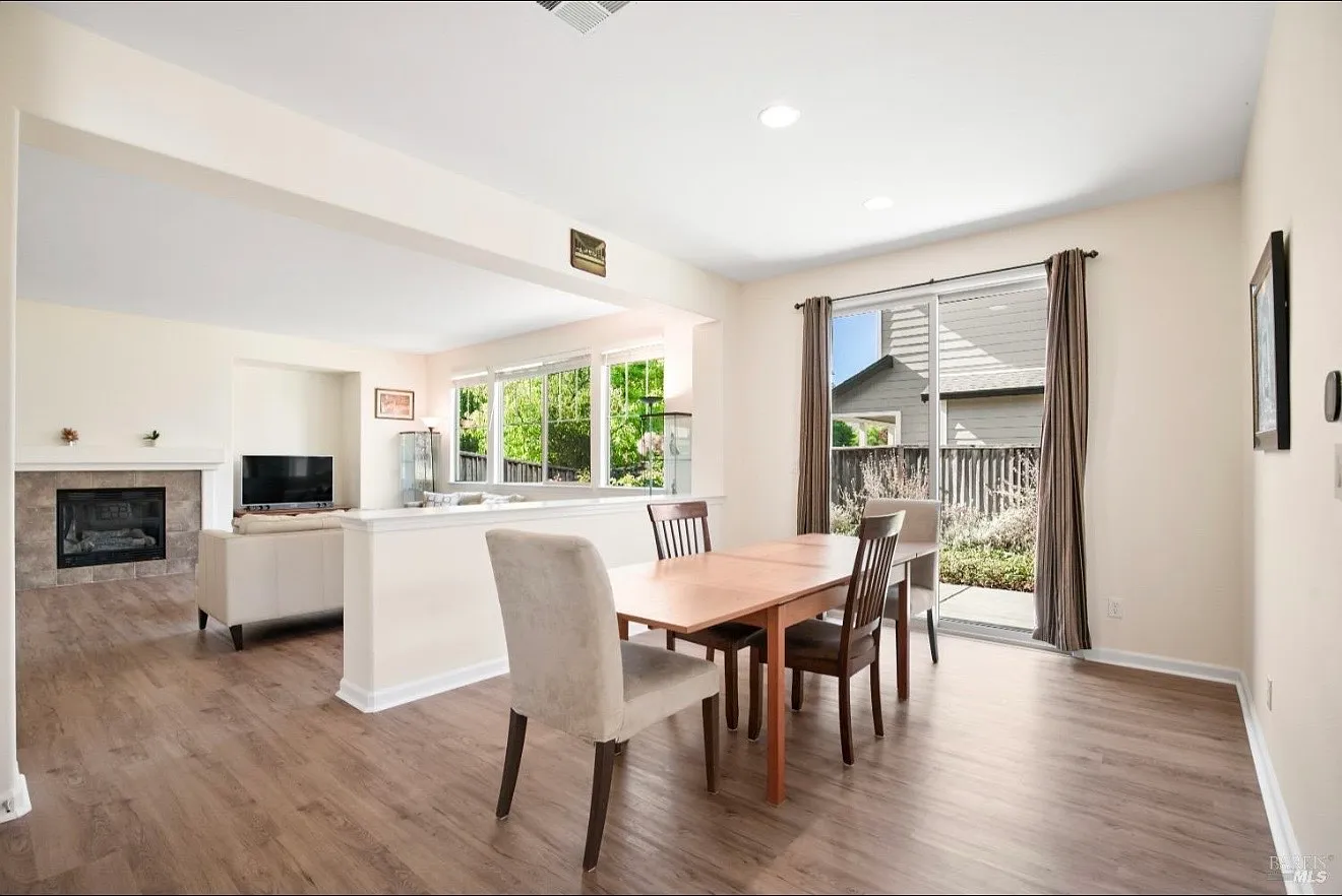 4 bed, 2098 sqft, $4,200 — Photo 3
