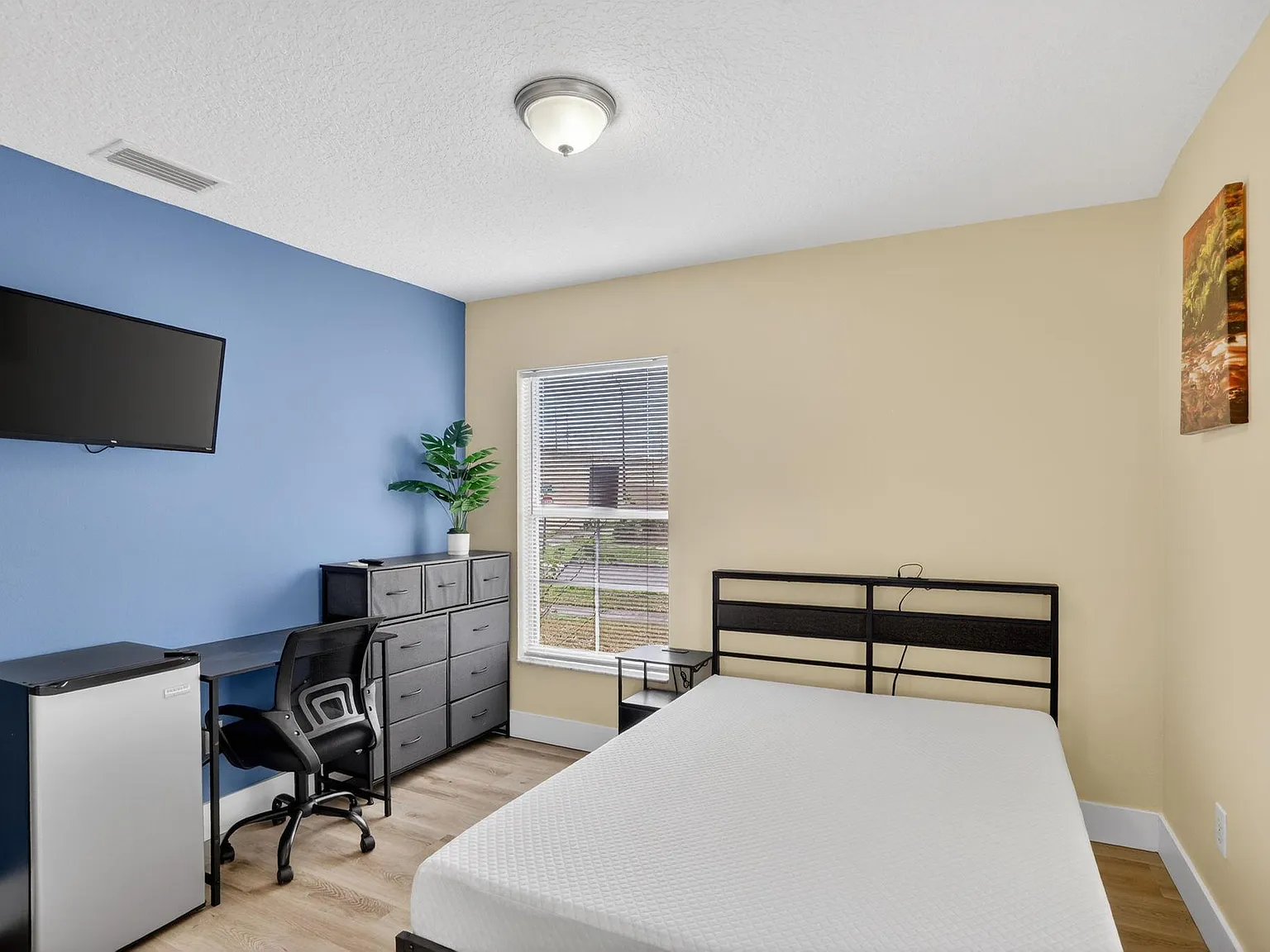 4 bed, 3.0 bath, 2244 sqft, $957 — Photo 3