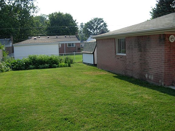 3rd image of 3430 Helen Ave