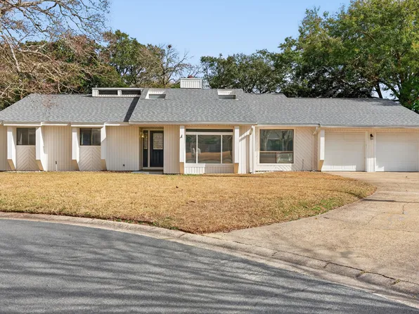 4 Palm Springs Ct, Shalimar, FL 32579
