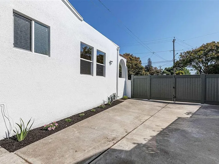 330 Broadmoor Blvd — Photo 22