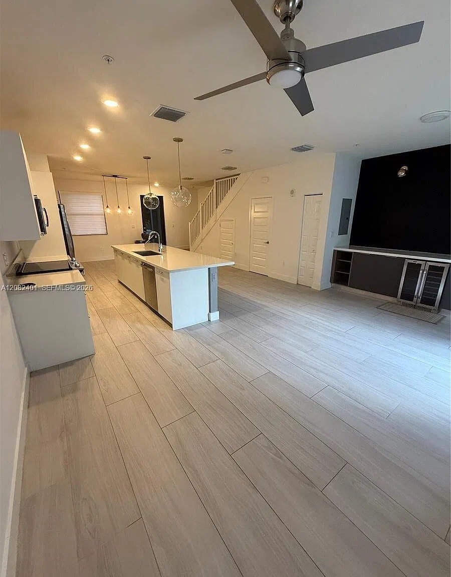 3 bed, 2.5 bath, 1425 sqft, $3,750 — Photo 3