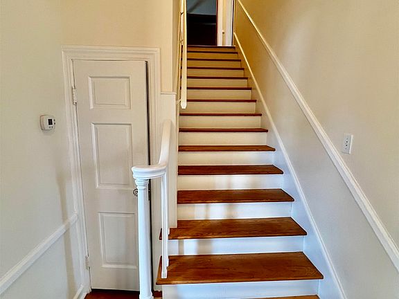 4th image of 219 Green Oak Dr