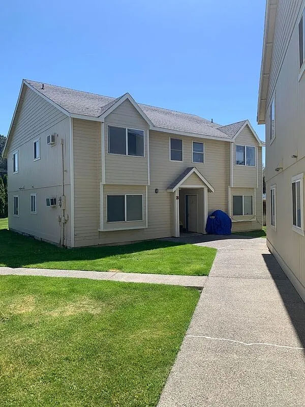 2 bed, 1.0 bath, 770 sqft, $1,200 — Photo 2