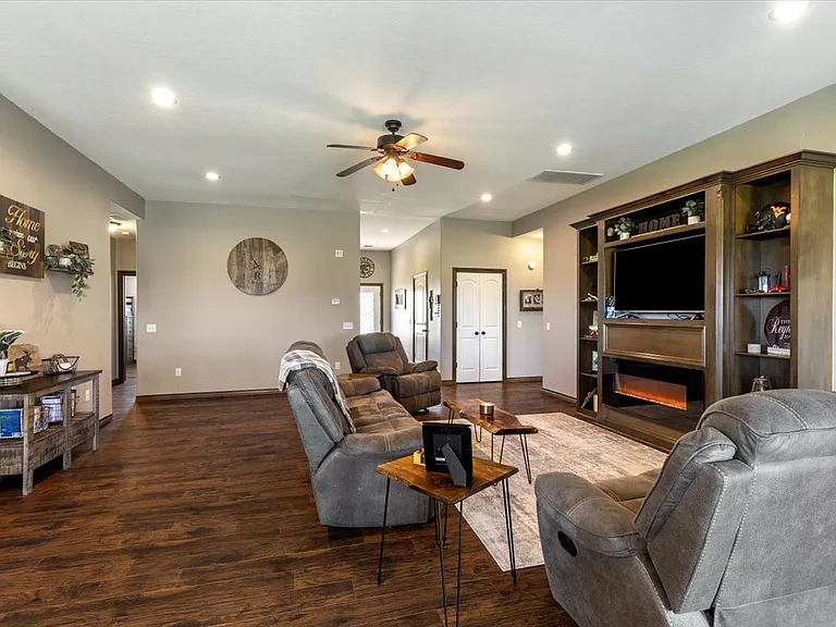8398 SW Sun Valley Dr — Photo 6