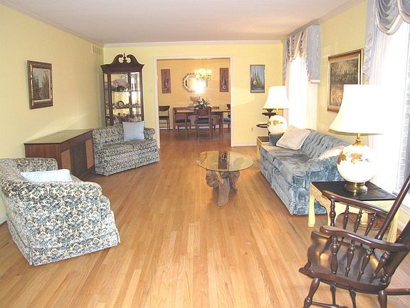 Large living room w/hardwood floors