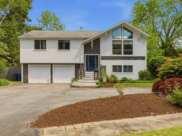 7 Friar Tuck Rd, Warwick, RI 02886