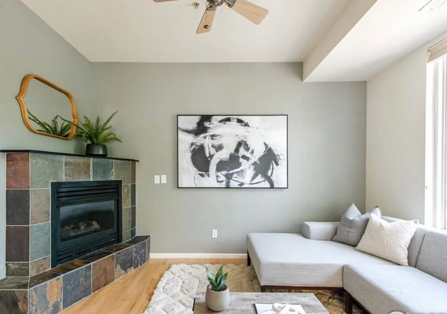 1,000 Off 1st Month rent if Lease signed by 9/1 Light filled 3BD/3BA townhome — Photo 4