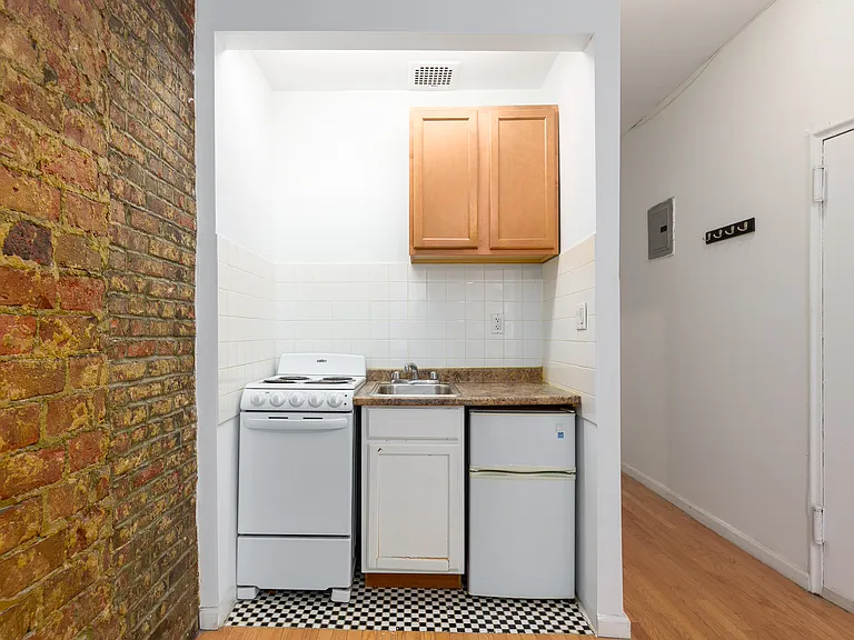 405 W 54th St #2C — Photo 3