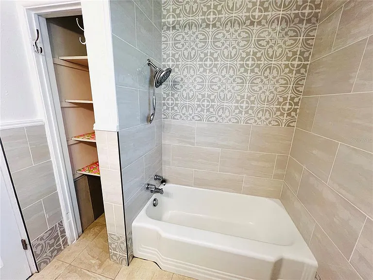 501 Avenue G SE #A — Photo 8