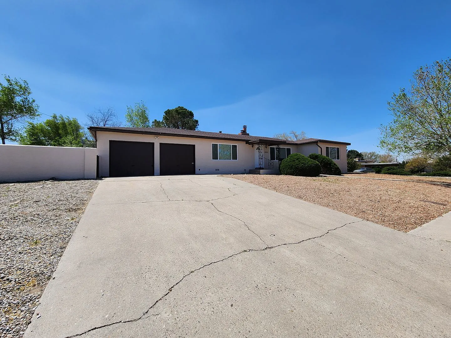 4 bed 2.5 bath — Photo 1