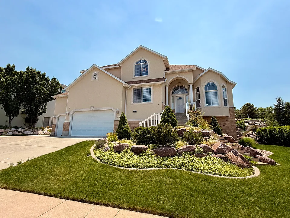 1090 E Fairway Dr