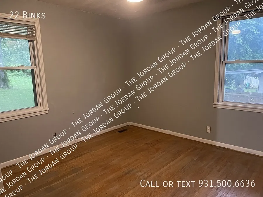 Spacious 3 Bdrm with Full Basement — Photo 4