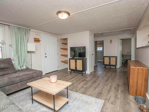 5th image of 127 Wellington Cir