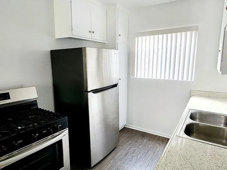 845 Victor Ave — Photo 1