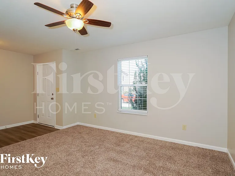 2217 Hampton Dr — Photo 2