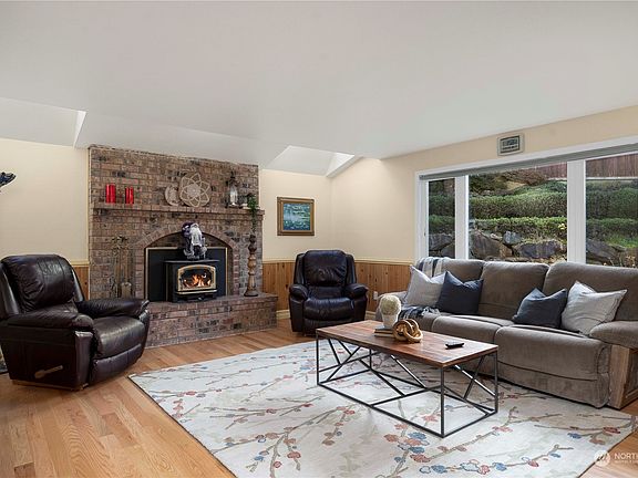 3rd image of 5506 Norpoint Way NE