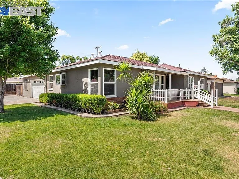 1502 Oakwood Dr — Photo 8